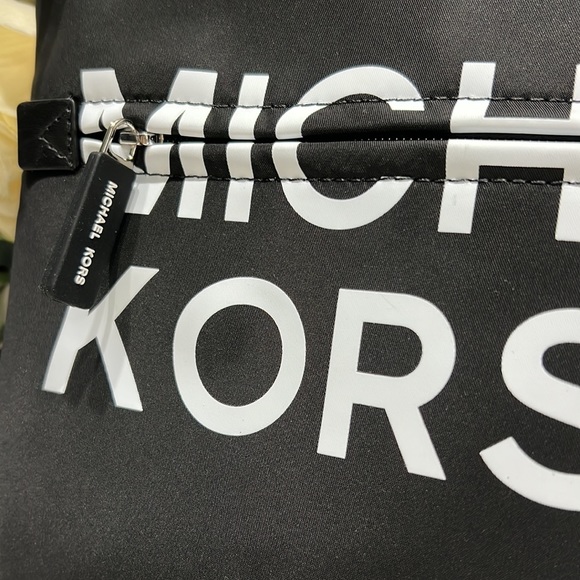 NWT MICHAEL KORS BLACK LARGE SPORTS WRISTLET/ CLUTCH - Picture 8 of 15